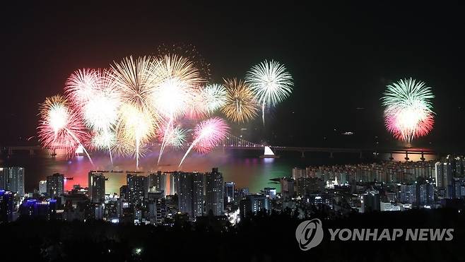 화려한 부산 불꽃쇼    (부산=연합뉴스) 조정호 기자 = 17일 오후 부산 광안리해수욕장 일대에서 열린 제17회 부산불꽃축제에서 형형색색 불꽃이 밤하늘을 수놓고 있다. 올해는 2030부산세계박람회 유치를 기원하는 개막식과 중국 SUNNY사 초청 불꽃쇼에 이어 하이라이트인 부산 멀티 불꽃쇼가 펼쳐졌다. 2022.12.17 ccho@yna.co.kr