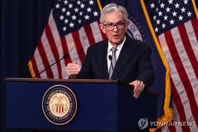 FOMC 회의 후 기자회견 하는 파월 연준 의장 (워싱턴DC 신화=연합뉴스) 제롬 파월 미국 연방준비제도(Fed·연준) 의장이 1일(현지시간) 워싱턴DC에서 연방공개시장위원회( FOMC) 회의 종료 후 기자회견 하고 있다. 이날 FOMC는 기준금리를 연 5.25∼5.50%로 연속 동결했다. 2023.11.02 ddy04002@yna.co.kr