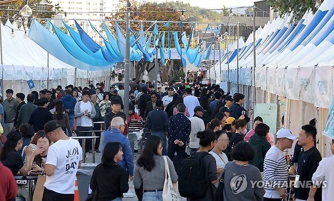 얇은 옷차림으로 강릉와인축제 찾은 관광객들 (강릉=연합뉴스) 유형재 기자 = 2일 오후 강원 강릉시 월화거리 일원에서 개막한 '2023 강릉와인축제'에 많은 시민과 관광객이 찾아 북적이고 있다. 축제는 4일까지 진행된다. 2023.11.2 yoo21@yna.co.kr