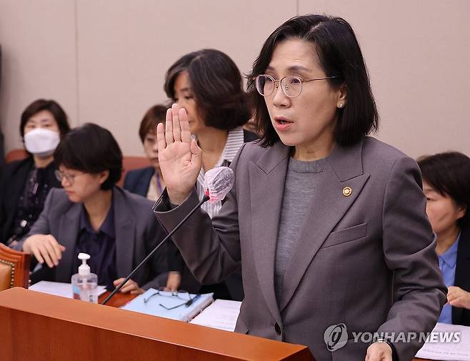 선서하는 여가부 장관 (서울=연합뉴스) 한상균 기자 = 김현숙 여성가족부 장관이 2일 국회 여성가족위원회 국정감사에서 선서하고 있다. 2023.11.2 xyz@yna.co.kr