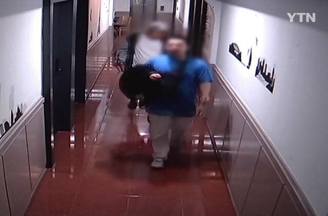 대구의 한 외국인 전용 호스텔에서 소변 테러한 외국인 관광객들. (사진=YTN 보도화면 캡처)