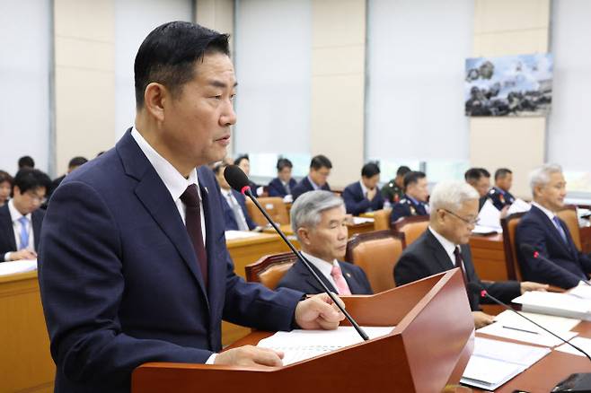 신원식 국방장관이 지난 1일 국회에서 열린 국방위원회 전체회의에서 내년도 예산안 관련 설명을 하고 있다. (사진=연합뉴스)