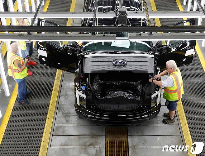 지난해 9월 미국 미시간주 디어본에 있는 포드 자동차 공장에서 노동자들이 픽업 트럭을 조립하고 있다. 2022.9.4. ⓒ AFP=뉴스1 ⓒ News1 김성식 기자