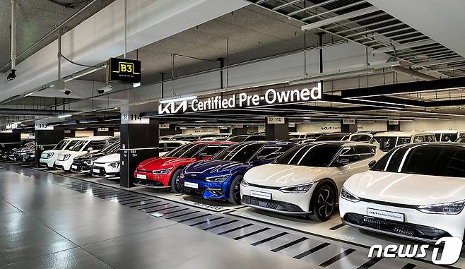 기아는 10월25일 서울 서초구 세빛섬 플로팅 아일랜드 컨벤션에서 기아 인증중고차 미디어 데이 ‘Movement to Trust(신뢰로 향하는 움직임)’를 개최하고, 내달 1일부터 자사 브랜드 중고차 매입 및 판매에 나선다고 밝혔다. 사진은 기아 인증중고차 용인센터에 EV6(오른쪽부터), 니로 EV, 레이 EV 인증중고차가 전시되어 있는 모습. (기아 제공) 2023.10.25/뉴스1