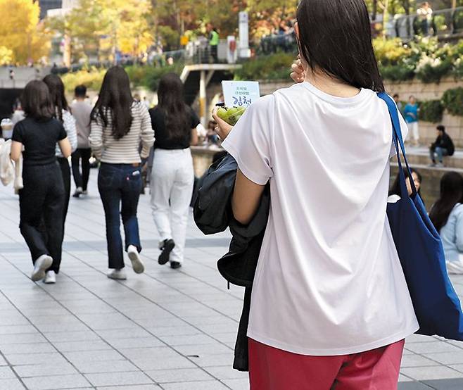 11월에 반팔… 김해는 30도까지 올라 - 2일 서울 낮 최고기온이 25.9도까지 올라 1907년 이래 11월 최고치를 기록한 가운데, 이날 점심시간 서울 청계천에는 외투를 벗어 든 채 반팔 차림으로 산책하는 시민들이 눈에 많이 띄었다. 이날 경남 김해의 한낮 기온이 30.7도를 기록하는 등 전국 곳곳에서 11월 최고기온 신기록이 세워졌다. /연합뉴스