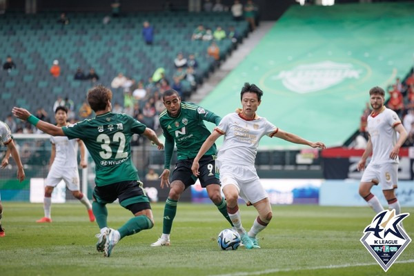 구스타보(가운데 왼쪽, 전북현대), 김종우(포항스틸러스). 한국프로축구연맹 제공