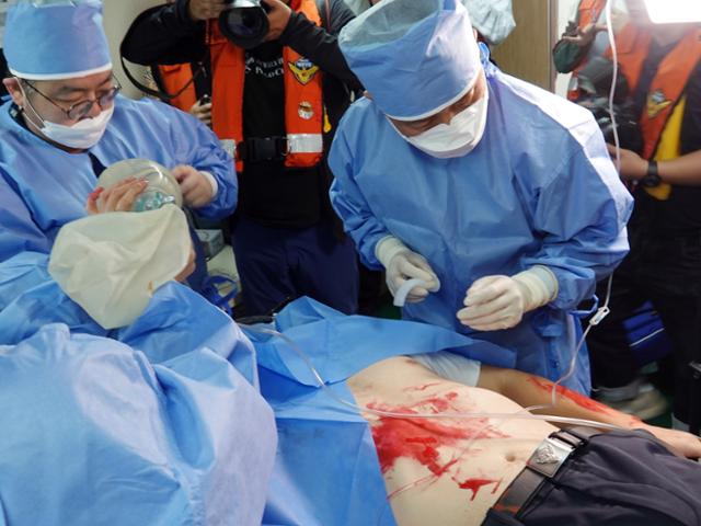 지난달 10일 제주 서귀포시 화순항 인근 해상에서 제주지방해양경찰청과 한라병원 응급외상센터 의료진이 '해양 외상 의료 지원팀' 훈련을 전개하고 있다. 뉴시스