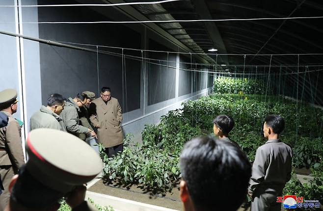 2019.10.18. 김정은 국무위원장이 함경북도 경성군의 중평남새온실농장을 시찰하는 모습