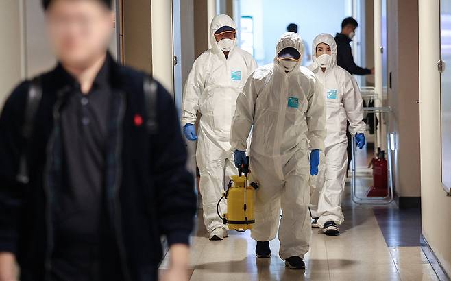 지난달 19일 대구 달서구 계명대학교 기숙사에서 방역업체 관계자들이 빈대(베드버그) 박멸을 위해 방역 소독을 하고 있다. 이 학교 기숙사에서는 지난달 17일 한 학생이 빈대에게 물렸다는 신고가 접수됐다. 연합뉴스