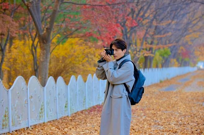 이동욱은 혼자인 삶을 즐기는 파워 인플루언서로 변신했다. 사진제공=롯데엔터테인먼트