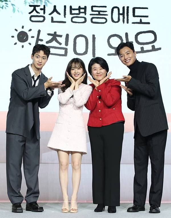 넷플릭스 시리즈 '정신병동에도 아침이 와요'는 주인공 다은이 정신건강의학과에 처음 근무하며 벌어지는 일을 다룬다. 사진은 배우 장동윤과 박보영, 이정은, 연우진(사진 왼쪽부터)이 지난 1일 서울 종로구 JW메리어트 동대문스퀘어 서울에서 열린 넷플릭스 시리즈 '정신병동에도 아침이 와요' 제작발표회에 참석한 모습. /사진=뉴스1