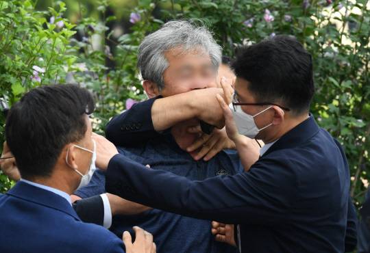 지난 2020년 7월 16일 국회에서 열린 21대 국회 개원식에 참석해 축하 연설을 마친 문재인 대통령을 향해 신발을 던진 정창옥 씨를 경호원들이 제압하고 있다. 뉴시스