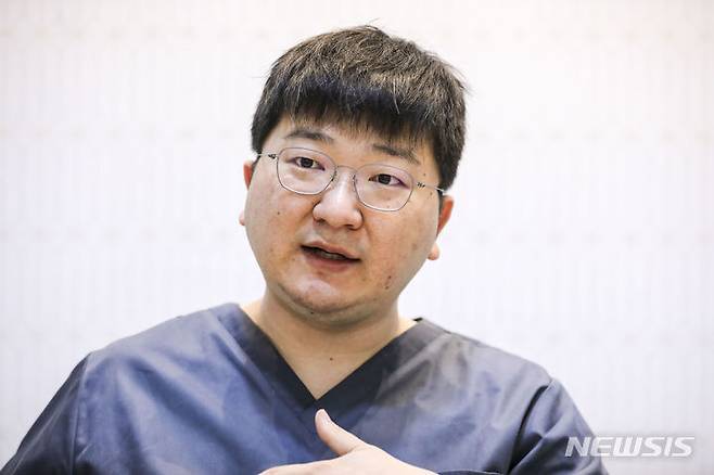 [서울=뉴시스] 정병혁 기자 = 유튜브 '문신지우는 영수쌤' 채널을 운영 중인 성형외과 전문의 박영수 원장이 지난달 31일 서울 강남구 병원에서 뉴시스와 인터뷰를 하고 있다. 2023.11.03. jhope@newsis.com