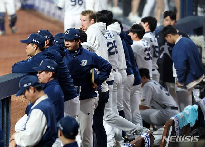 [창원=뉴시스] 김명년 기자 = 3일 오후 경남 창원NC파크에서 열린 2023 KBO 플레이오프 KT 위즈 대 NC 다이노스의 4차전 경기, 4회말 NC 선수들이 경기를 지켜보고 있다. 2023.11.03. kmn@newsis.com