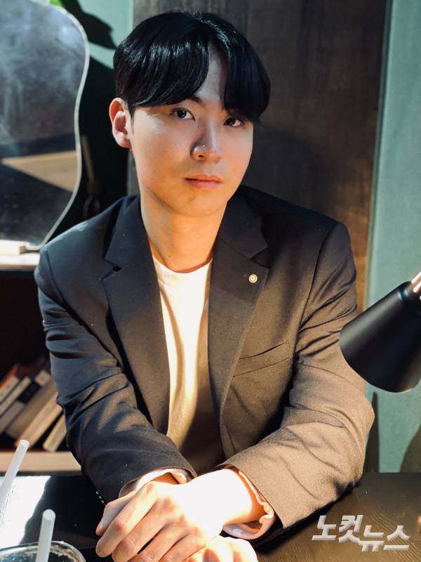 웹툰 '여우자매' 갈치 작가와 노컷뉴스가 인터뷰를 하고 있다. 김민수 기자