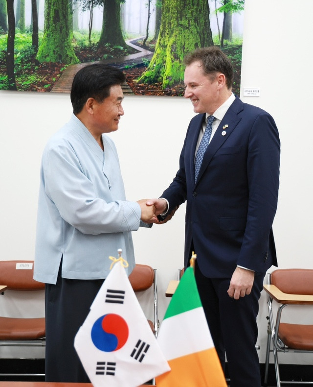 소병훈 국회 농림축산식품해양수산위원장이 1일 찰리 맥코날로그 아일랜드 농식품해양부 장관과 면담에 앞서 악수하고 있다.