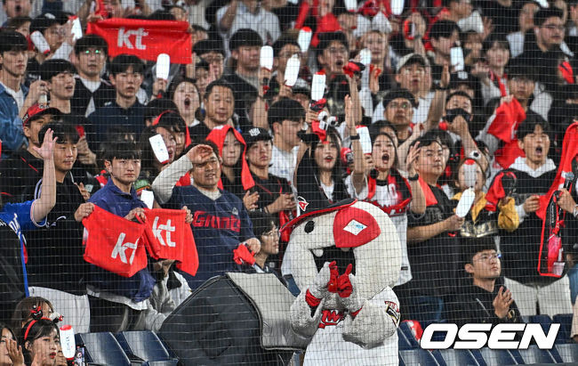 [OSEN=창원, 이석우 기자]KT 위즈 또리가 팬들과 응원을 하고 있다. 2023.11.03 / foto0307@osen.co.kr