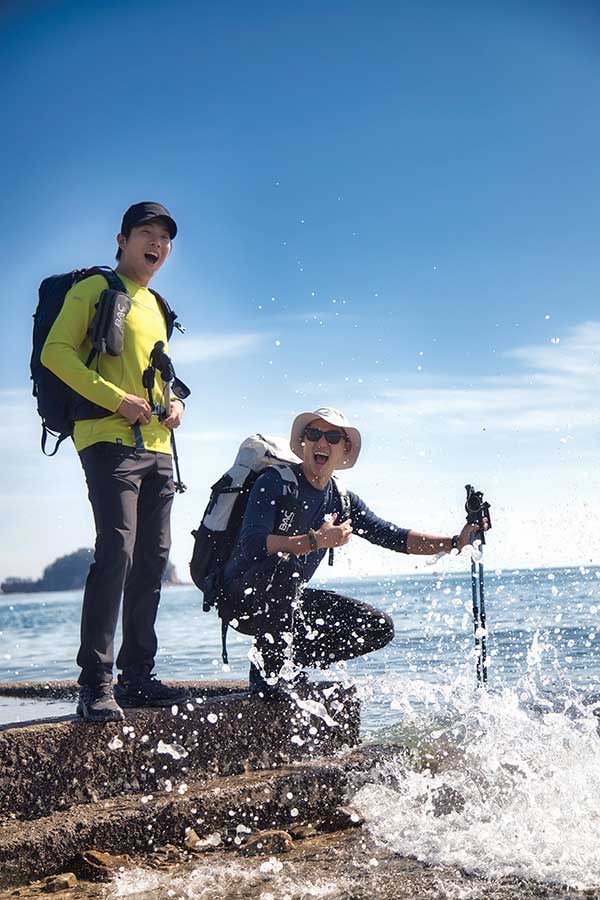 연평도 바다를 장난스럽게 즐기는 여행 유튜버 김웅진(왼쪽)씨와 임효빈씨.