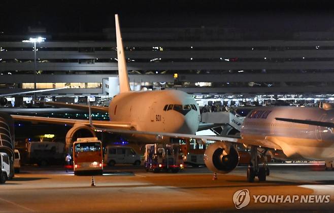 이스라엘에서 도쿄 하네다 공항에 도착한 자위대 수송기 (도쿄 교도=연합뉴스) 지난 19일(현지시간) 이스라엘에서 출발해 21일 도쿄에 도착한 자위대 수송기가 활주로 위에 서 있다.