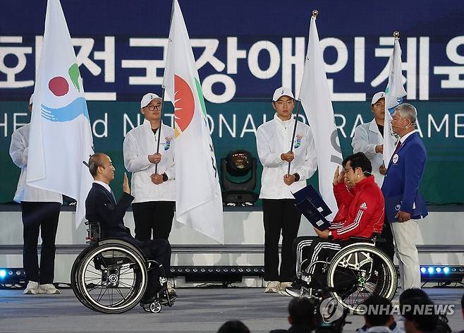 전국장애인체전 선수대표 선서 (목포=연합뉴스) 조남수 기자 = 3일 오후 전남 목포종합경기장에서 열린 제43회 전국장애인체육대회 개막식에서 선수대표가 선서하고 있다. 2023.11.3 iso64@yna.co.kr