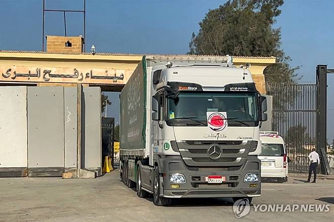 2일(현지시간) 이집트에서 가자지구로 향하는 구호품 수송 트럭 [AFP=연합뉴스]