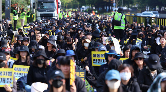 지난달 14일 오후 서울 여의도 국회 앞이 공교육정상화 입법촉구 집회에 참가한 교사들로 가득하다. (사진=연합뉴스)