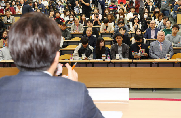 인요한 국민의힘 혁신위원장이 4일 오후 부산 경성대학교에서 열린 이준석 전 대표, 이언주 전 의원이 진행하는 토크콘서트에 참석해 있다. 이날 인요한 혁신위원장은 1시간 30분가량 진행된 토크콘서트를 지켜보고 자리를 떠났다. 이 전 대표와 별도의 대화는 없었다.(사진=연합뉴스 제공)