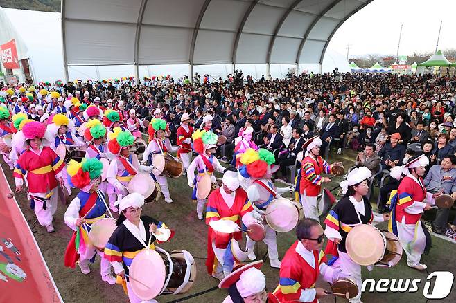 가을빛 물든 두륜산 도립공원에서 맛있는 먹거리 가득한 전남 해남미남축제가 3일 막이 올랐다. 개막식에 펼쳐진 해남 읍면 맛 퍼레이드 (해남군 제공)/뉴스1