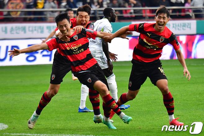 4일 포항스틸야드에서 열린 프로축구 '2023 하나원큐 대한축구협회(FA)컵 결승, 포항스틸러스와 전북 현대의 경기 후반 포항 김종우가 3대 2 역전골을 성공 시킨 후 기뻐하고 있다. 역전골의 주인공 김종우는 대회 최우수선수상을 받았다.2023.11.4/뉴스1 ⓒ News1 최창호 기자