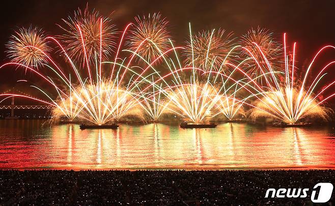 4일 오후 부산 수영구 광안리해수욕장 일대에서 열린 '제18회 부산불꽃축제'에서 화려한 불꽃이 부산 밤바다를 수놓고 있다. 2023.11.4/뉴스1 ⓒ News1 윤일지 기자