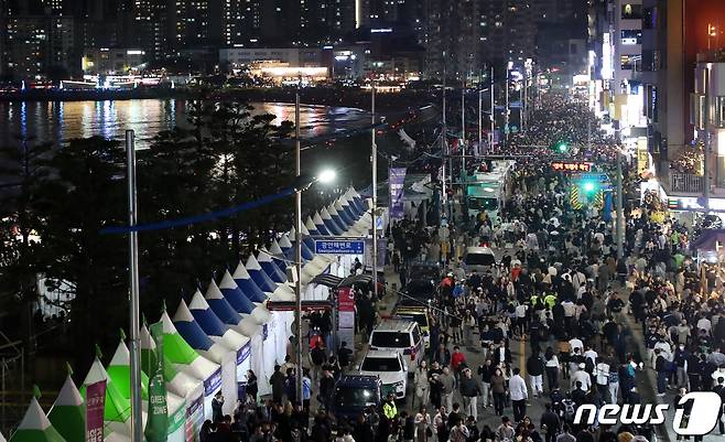 4일 오후 부산 수영구 광안리해수욕장 일대가 '제18회 부산불꽃축제'를 관람하기 위한 관람객들로 북적이고 있다. 2023.11.4/뉴스1 ⓒ News1 윤일지 기자