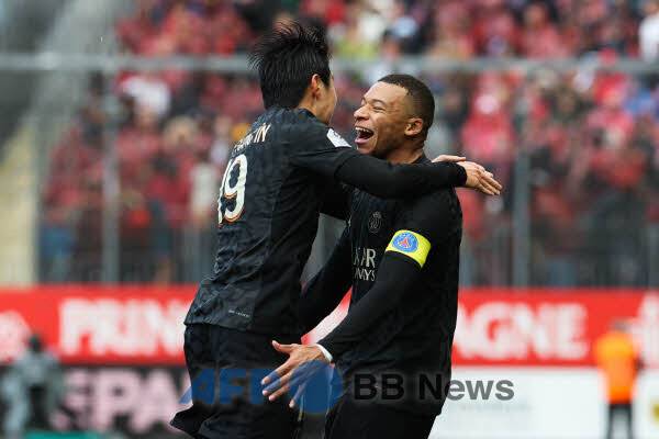 10라운드 브레스투아전 음바페의 골에 도움을 기록한 이강인. 음바페 골에 가장 먼저 달려가 안겨 기쁨을 나눴다. ⓒAFPBBNews = News1