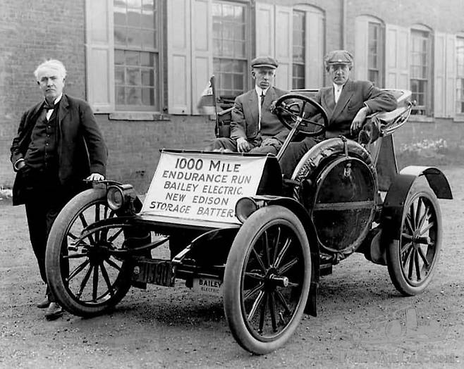 에디슨이 개발한 전기차. 니켈-철 배터리를 탑재했으며 최대 1000마일을 주행할 수 있다.