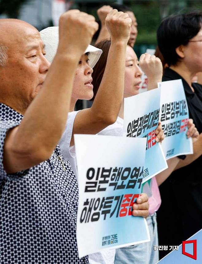 19일 서울 종로구 광화문 광장에서 일본방사성오염수해양투기저지공동행동 소속 관계자들이 일본산 수산물 전면 수입금지 촉구 기자회견을 하고 있다. 사진=강진형 기자aymsdream@