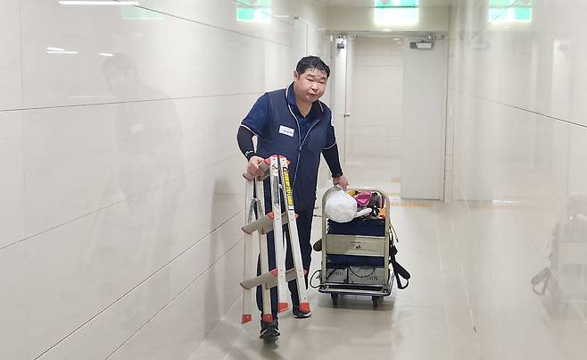 정의석 대표가 3일 오전 경기도의 한 가정집에서 방역 작업을 마친 뒤 장비를 끌고 지하주차장으로 나오고 있다. /최정석 기자