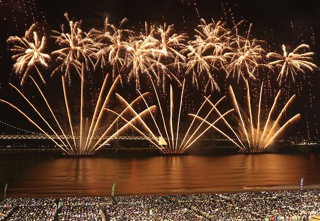 4일 오후 부산 수영구 광안리해수욕장 일대에서 열린 '제18회 부산불꽃축제'에서 화려한 불꽃이 부산 밤바다를 수놓고 있다./뉴스1