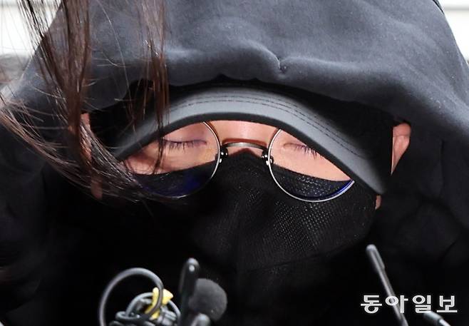 후드티를 입고 검은 마스크와 모자로 얼굴을 가린 전청조 씨가 3일 오후 영장실질심사를 위해 서울 송파경찰서를 나서고 있다. 양회성 기자 yohan@donga.com