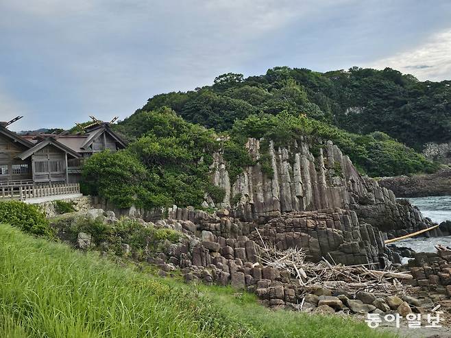 주상절리 암벽 위에 세워진 오미신사.