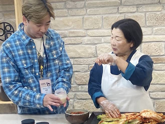 아토믹스 박정현 요리사(사진 왼쪽)가 박광희 김치 장인에게서 조리법을 듣고 있다. 박미향 기자