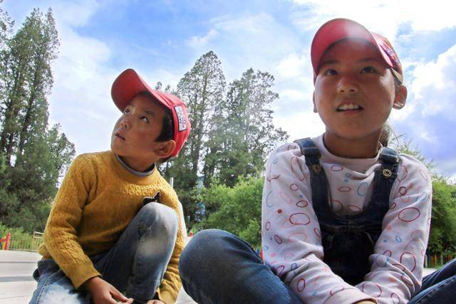 세상에서 가장 나이가 많다는 '세계백수왕' 나무 앞에서 바지촌 아이들이 티베트 말을 가르쳐주고 있다. ⓒ최종명