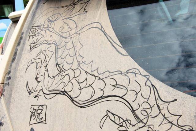 흙먼지가 뿌연 차창에 누군가 용 그림을 그려 놓았다. ⓒ최종명