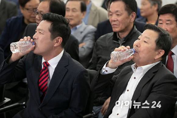 강서구청장 보궐선거 투표가 끝난 11일 오후 국민의힘 김태우 강서구청장 후보와 이철규 사무총장이서울 강서구 마곡동에 마련된 김 후보 선거사무실에서 개표 방송을 보며 물을 마시고 있다. [사진=사진공동취재단]