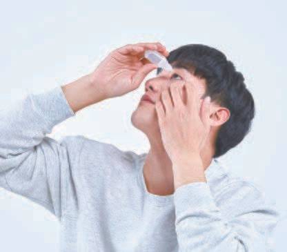 〈안구건조증〉 눈 수시로 깜빡이고 인공눈물로 눈물 보충