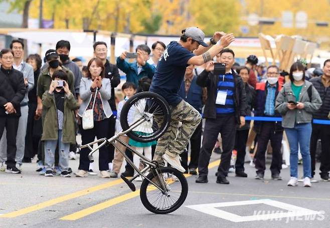 'BMX(묘기자전거) 공연이 펼쳐지는 자전거체험존'안전외발 자전거, 단체용 강강술래 자전거 등 이색자전거 12점을 체험할 수 있다. 