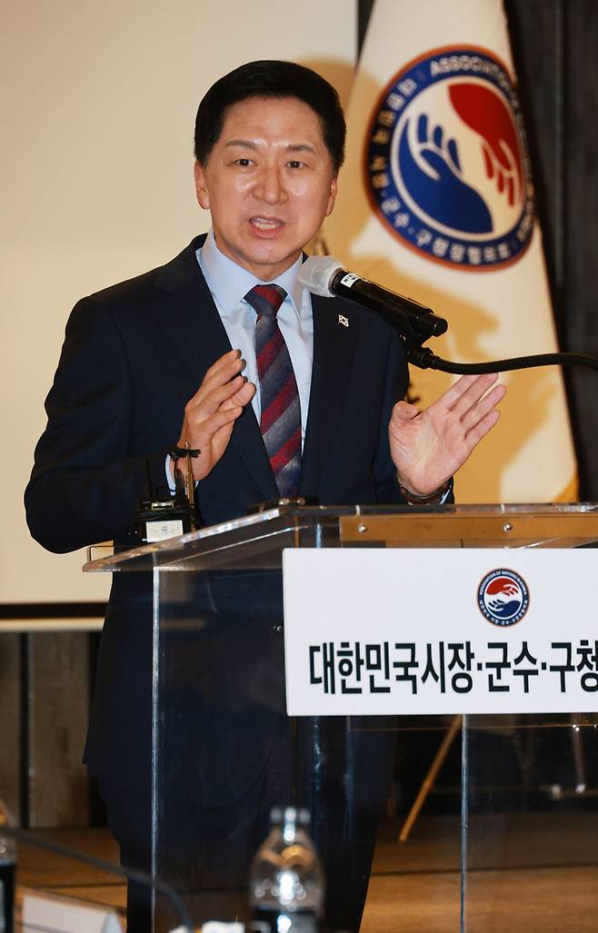 국민의힘 김기현 대표가 3일 오후 서울 종로구 포시즌호텔에서 대한민국 시장·군수·구청장협의회 주최로 열린 제2차 공동회장단 회의에서 인사말을 하고 있다.[사진출처 = 연합뉴스]