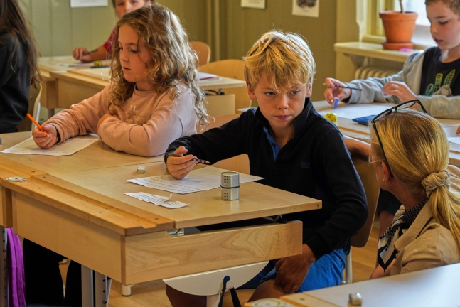 올 8월31일(현지 시각) 스웨덴 스톡홀름의 한 초등학교에서 손글씨 수업이 진행되고 있다. 가운데 남학생의 책상에 놓인 작은 종이가 바른 글씨체의 표본이다. 스웨덴 교육 당국은 태블릿PC와 스마트폰 사용을 멈추는 대신 책을 읽고 종이에 글을 쓰는 교육을 강화하고 있다.[AP 연합뉴스]