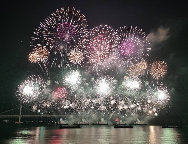 4일 제18회 부산불꽃축제가 열린 부산 광안리해수욕장에서 화려한 불꽃이 밤하늘을 수놓았다. 김혜민 기자