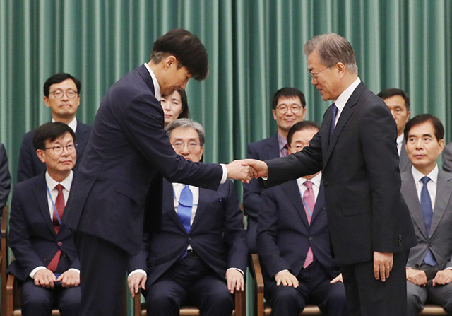 ▲조국 전 법무부장관에게 임명장을 수여한 문재인 전 대통령. ⓒ연합뉴스