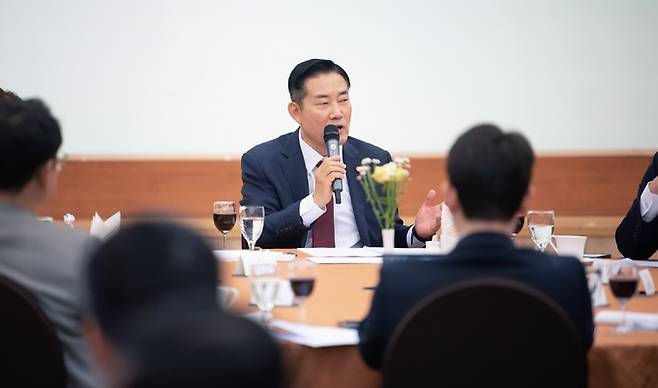 신원식 국방부 장관이 3일 서울 용산구 국방컨벤션에서 열린 출입기자단 간담회에 참석해 기자들과 질의응답을 하고 있다.&nbsp; &nbsp; &nbsp;국방부 제공