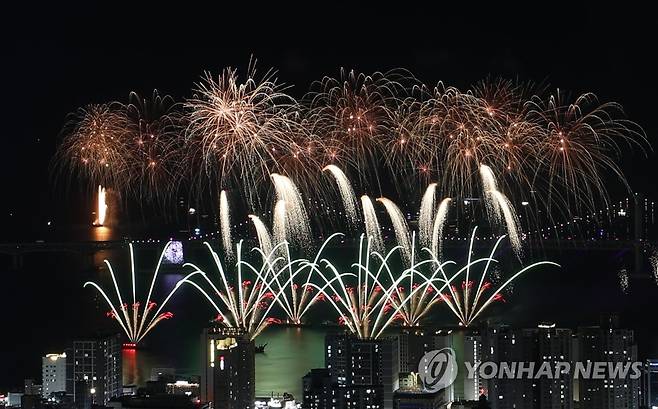 부산 밤하늘 수놓는 형형색색 불꽃 [연합뉴스 자료 사진]